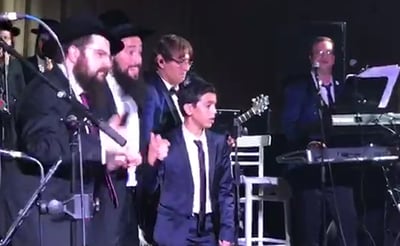 צפו: בני פרידמן הקפיץ בחתונת בת האדמו"ר