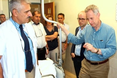 רטני משוחח עם אחד הפצועים
