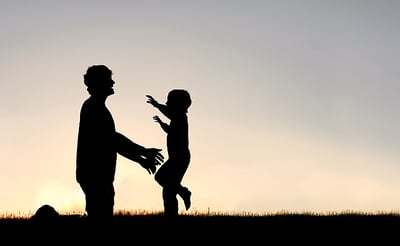הורים, רוצים ילד חכם? חבקו אותו