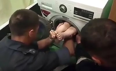 אל תנסו בבית: בן 7 נבלע בתוף של מכונת כביסה