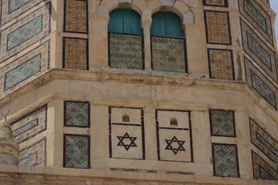 יוצא דופן: המסגד התוניסאי שמעוטר במגני דוד