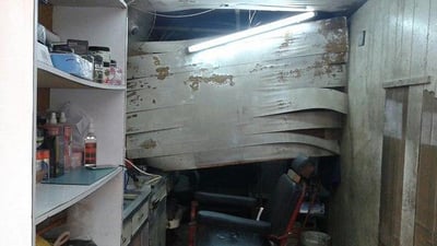 התקרה שקרסה בחנות, בעקבות הדף המטוסים הישראלים