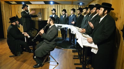 מאיר אדלר ומקהלת 'מלכות' שרים ליתומים ולאלמנות