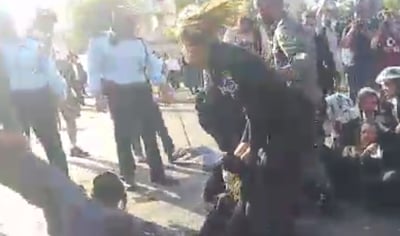 השוטרת הטיחה את הנער המפגין על הכביש • צפו