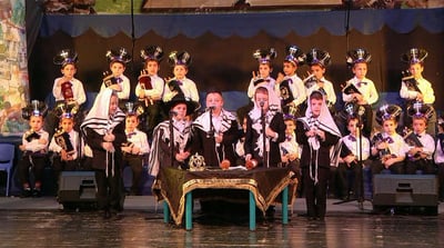 "ויאתיו כל לעבדך" בביצוע תלמידי כיתה א' ב'פרי מגדים' • צפו