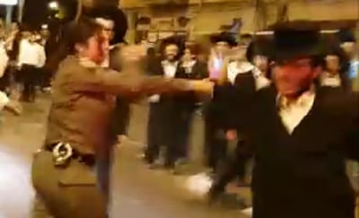 נחשד שתקף שוטרת - והותקף בחזרה • צפו