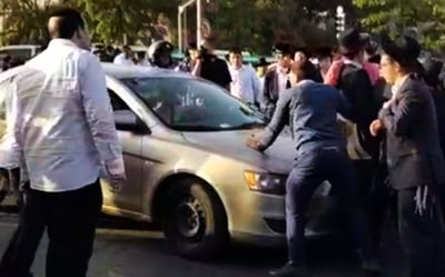 צפו: חרדים מפנים בכוח את מפגיני "הפלג"
