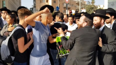 עוברי אורח חילונים היכו את מפגיני 'הפלג' • צפו