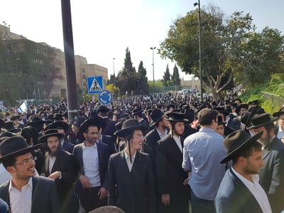צועדים וחוסמים