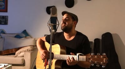 'עקיבא' מרגש בניגון לא מוכר של קרליבך