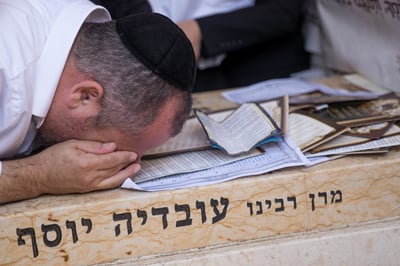 מתפללים בציון מרן זצ"ל