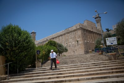 מערת המכפלה: מחבל החביא סכין בגרב ונעצר