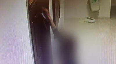 מרחה צואה על מזוזת בית הכנסת ונעצרה