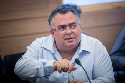 דוד ביטן. הפעם מול מיקרופון רדיופוני