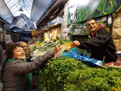 מחנה יהודה: הנגידה קרנית פלוג שילמה בשטרות  החדשים • צפו