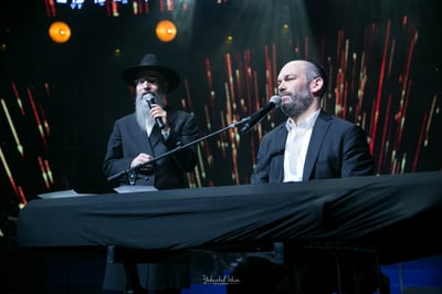 הזמר יונתן רזאל שם דבק על העיניים בהופעה בפני נשים • צפו