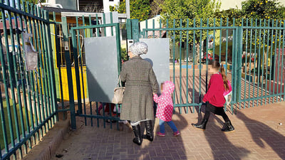 ההורים מגיעים עם ילדיהם לגן רימון בשדרות