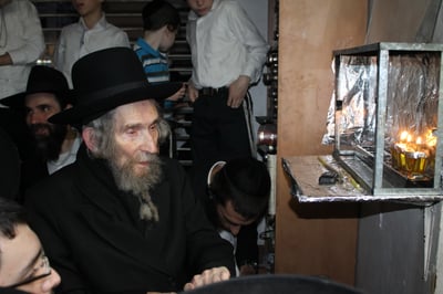 איזו מתיקות: מרן זצוק"ל בהדלקת נרות חנוכה ובשירת "הנרות הללו" ו"מעוז צור"
