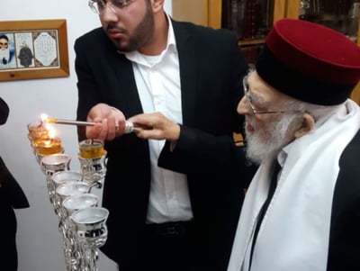 תיעוד: זקן רבני מרוקו בהדלקת נרות חנוכה