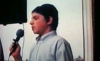 הפעם הראשונה בה בני פרידמן שר מול קהל. צפו בווידאו
