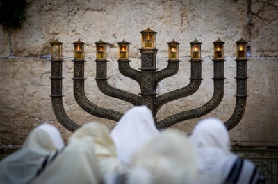 חנוכה, י' בטבת ופרשת ויחי - הקשר ביניהם