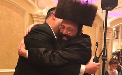 מרגש: זמר החתונות פגש את האיש שהציל ממוות