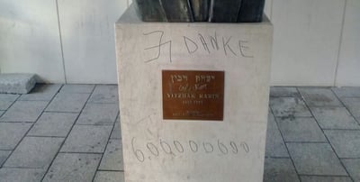 צלב קרס על פסלו של יצחק רבין בתל אביב