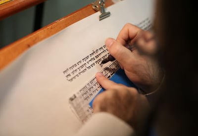 תיעוד מיוחד: עבודתו של סופר סת"ם • צפו