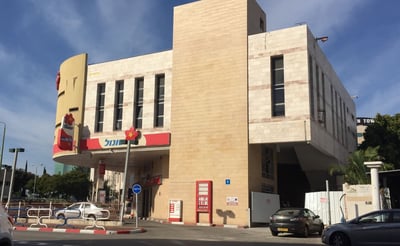 המתחם המיסיונרי גדול הממדים מעל תחנת הדלק 'סונול'.