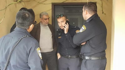 חטיב עם השוטרים בפתח ביתו, הבוקר
