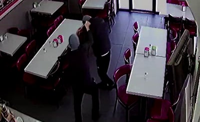 שדד מסעדה והכה את הבעלים עם מנעול • צפו