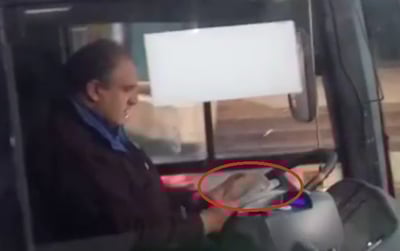 נהג אגד מתגלח, קורא וצופה בסרט - כשהוא נוהג • צפו