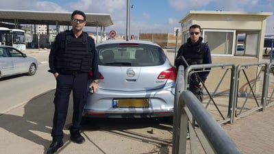 ניסו להעביר רכב גנוב לשטחים - ונעצרו