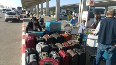 שליח אחד, 3 טיסות, 30 שעות  ו-30 מזוודות