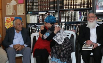 יעל שבח מתחבקת עם אמה עם היוודע הבשורה