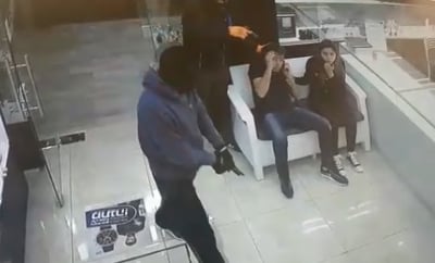 באקדחים שלופים: כך בוצע השוד בחנות בבית שמש