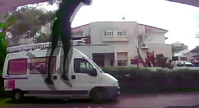 צפרו לפורץ והוא תועד במצלמת הרכב - קופץ • צפו