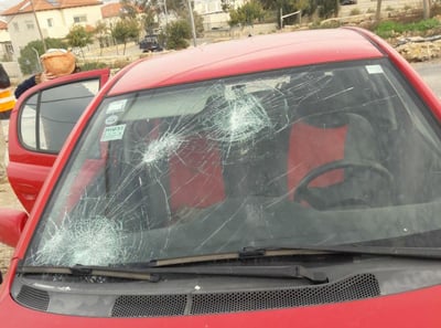 רכב המשפחה ששמשותיו נופצו