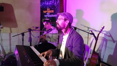 אביחי פז גרינוולד בסינגל חדש - מיליון צעדים