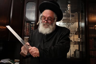 ארכיון. בדיקת סכין שחיטה