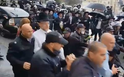 צפו: כך חילצו השוטרים את ח"כ אורי מקלב מביתו