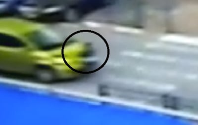 במעבר החציה: רכב הגיח והעיף את הילד • צפו