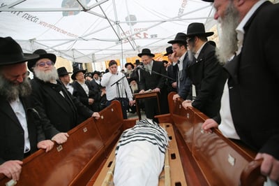סביב מיטתו