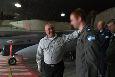 ראש המטה הכללי, רב-אלוף גדי איזנקוט, והנווט, רב-סרן א'