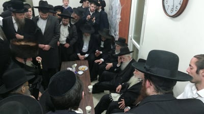 האדמו"ר מויז'ניץ ניחם את אחי הגר"ש אוירבך זצ"ל • צפו