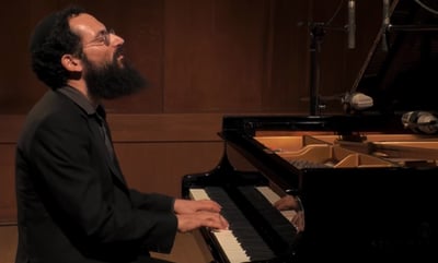 ניגון החזק - הפסנתרן אחיה אשר כהן אלורו