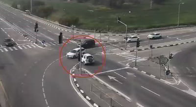 נסע באדום במהירות גבוהה והתנגש • צפו