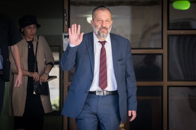 אריה ויפה דרעי, בדרך לחקירה. ארכיון