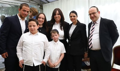 טוקר, בני משפחתה ושרת המשפטים
