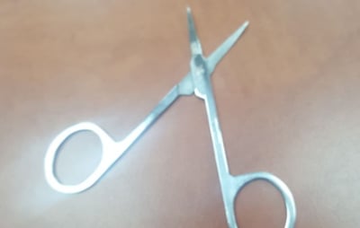 ירושלים: בן 14 שדד 4 צעירים עם מספריים